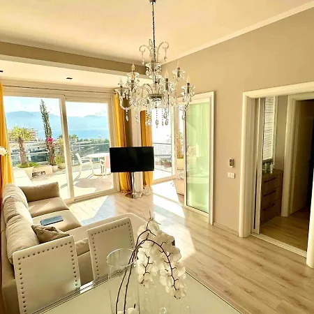 Sea View Apartment With Veranda Vlorë