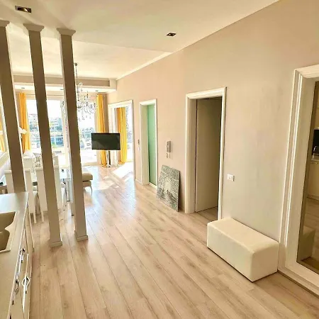 아파트 Sea View Apartment With Veranda *