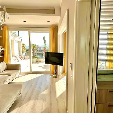 Sea View Apartment With Veranda 아파트